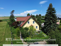 Hauptbild Einfamilienhaus mit liebevoll angelegtem Garten und Balkon (A1740)